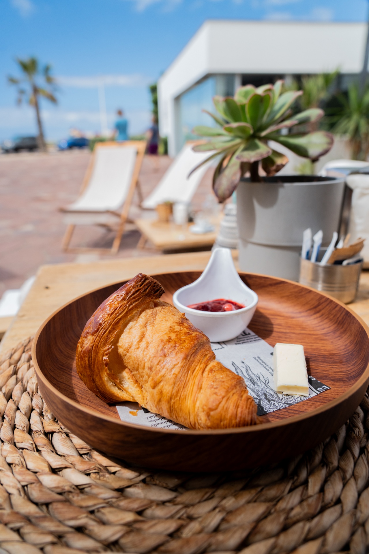 Desayuno con croissant fotografiado para hotel en Tenerife
