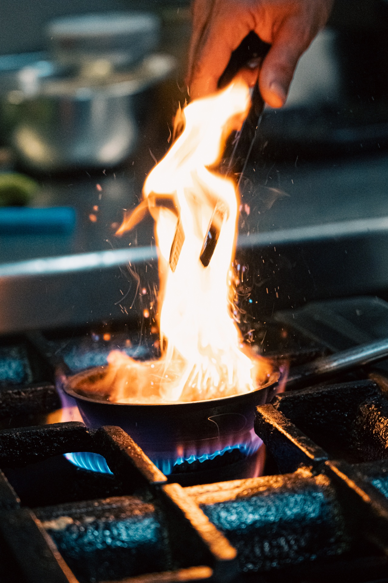Detalle de flambeado en cocina profesional en Tenerife